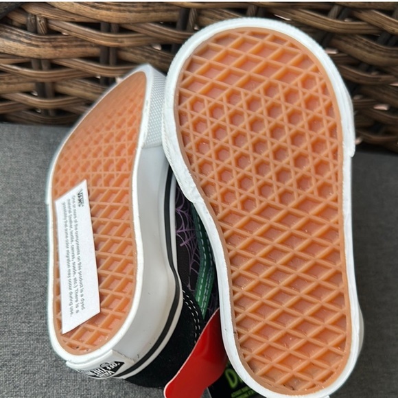 Vans Black and Green Low-Top Sneakers with Waffle Tread - Picture 5 of 5